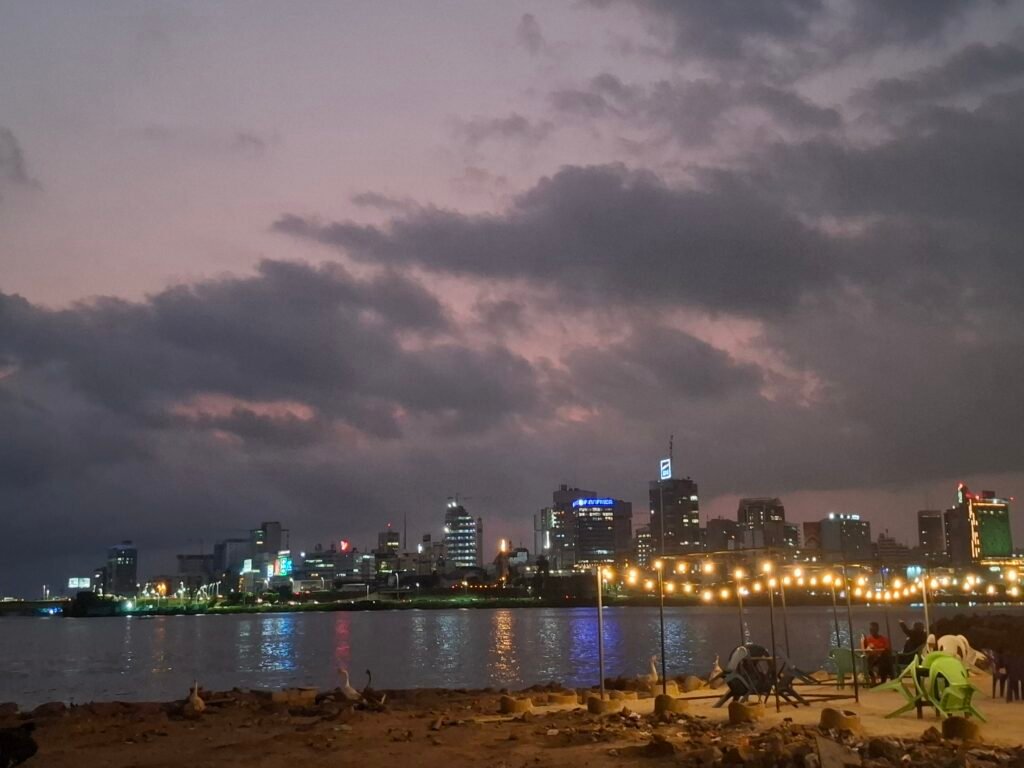 Abidjan-la-capitale-economique-de-la-Côte-dIvoire-restaurant-quartiers