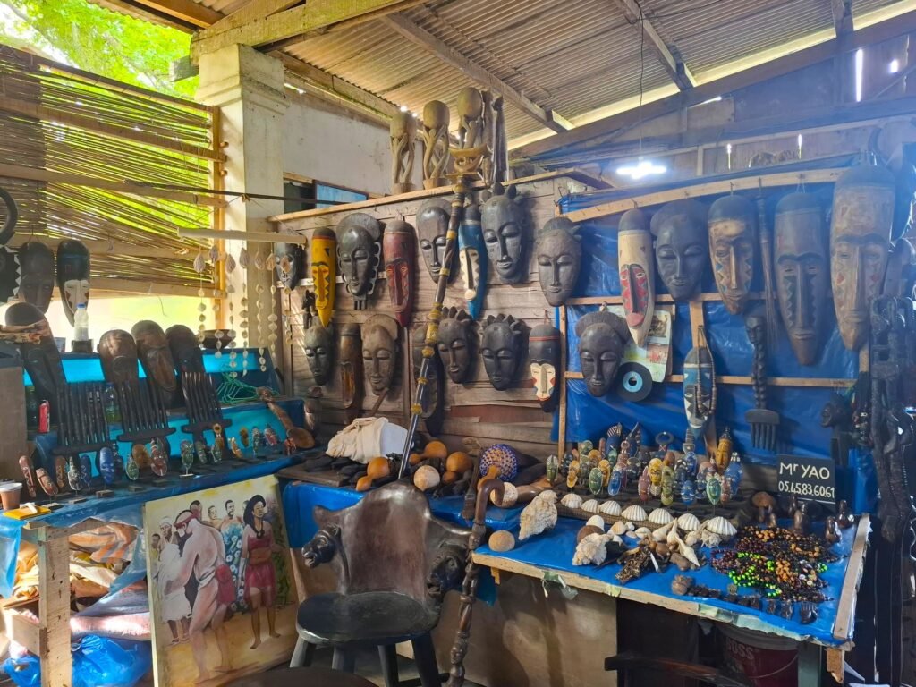 Collection de masques traditionnels ivoiriens exposés, représentant diverses ethnies du pays. Chaque masque présente des formes, couleurs et motifs distinctifs, témoignant de la richesse culturelle et spirituelle de la Côte d'Ivoire.