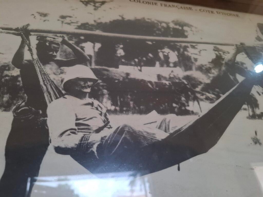 Photographie ancienne en noir et blanc représentant un administrateur colonial du XIXᵉ siècle. L’homme est vêtu d’un uniforme officiel.