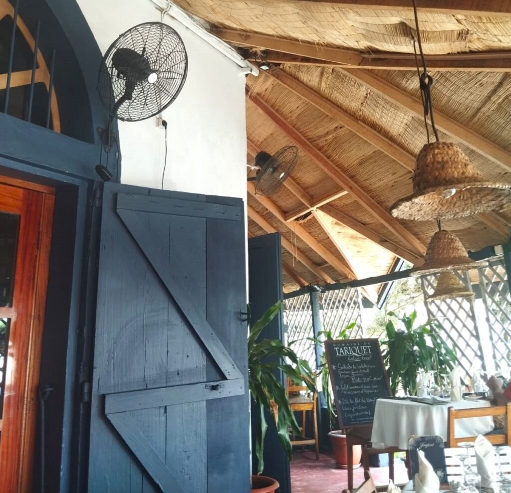 Terrasse de La Case Bleue à Grand-Bassam, aménagée pour les repas en plein air dans un cadre convivial.