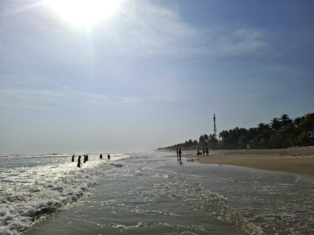 lage ivoirienne bordée de sable fin et baignée par les eaux de l’océan Atlantique, illustrant une invitation au voyage sous le signe du bien-être et de la santé.