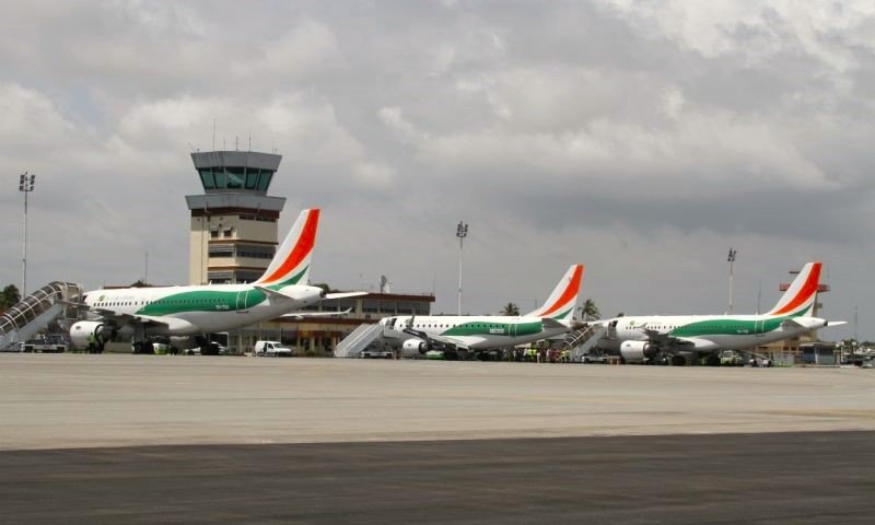 Vue panoramique de l'aéroport international Félix Houphouët-Boigny d’Abidjan, avec plusieurs avions d’Air Côte d’Ivoire avec plusieurs avions d’Air Côte d’Ivoire stationnés