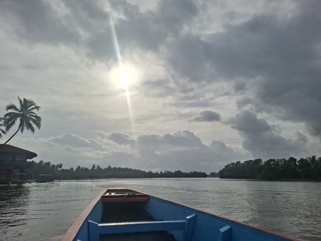 Assinie-Côte d’Ivoire-Plages-de-rêve-et-activités-clés-naviguer-lagune-aby