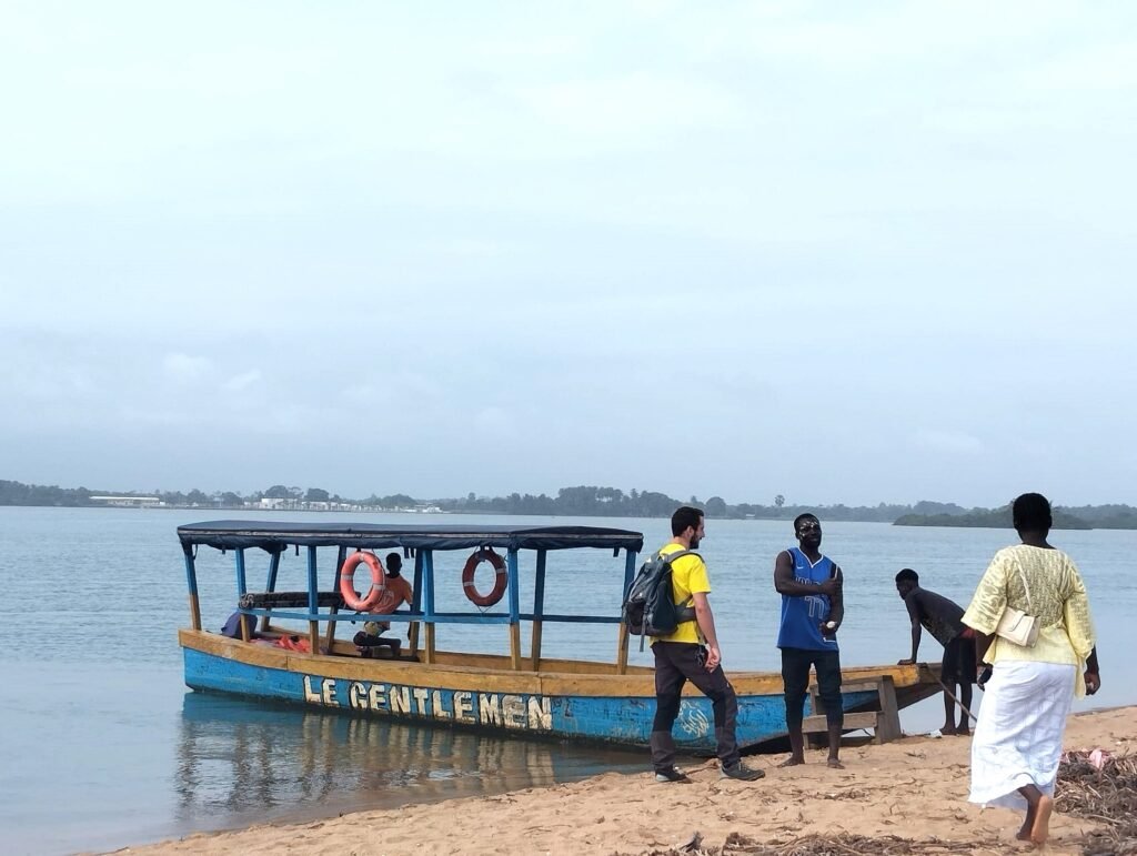 Notre guide à côté de son bateau nommé "Le Gentlemen", prêt pour l’exploration.