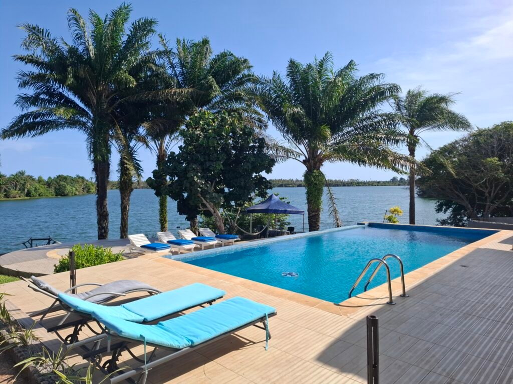 Piscine de Chez Mario sur l’Île Boulay, surplombant le lac Bakré, offrant une atmosphère paisible entre eau douce et nature verdoyante.