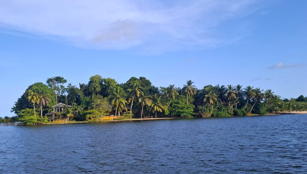 Vue aérienne de l’Île Boulay en Côte d’Ivoire en 2025, avec plages de sable fin, eaux turquoise et activités touristiques.