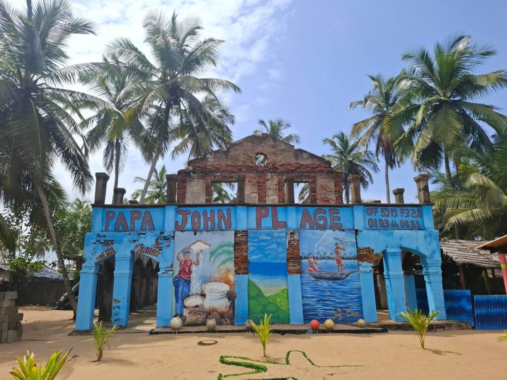 Ruines réhabilitées du maquis Papa John Plage à Jacqueville, Côte d’Ivoire — vestiges revisités en bord de mer, dans une ambiance authentique et tropicale.