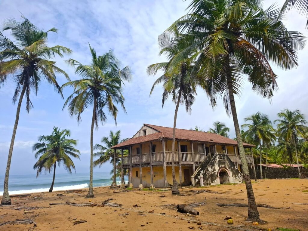 aison coloniale Edjè Boni en bord de mer à Jacqueville, Côte d’Ivoire — architecture patrimoniale face à l’océan, capturée dans une atmosphère paisible