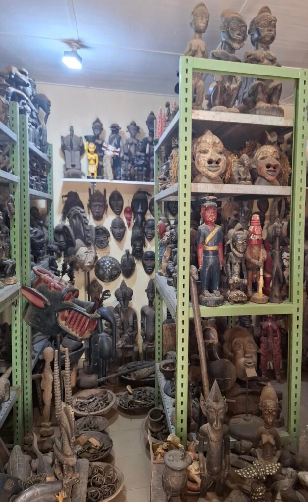 Masques traditionnels et ornements décoratifs du peuple Sénoufo, exposés dans un cadre culturel à Korhogo.