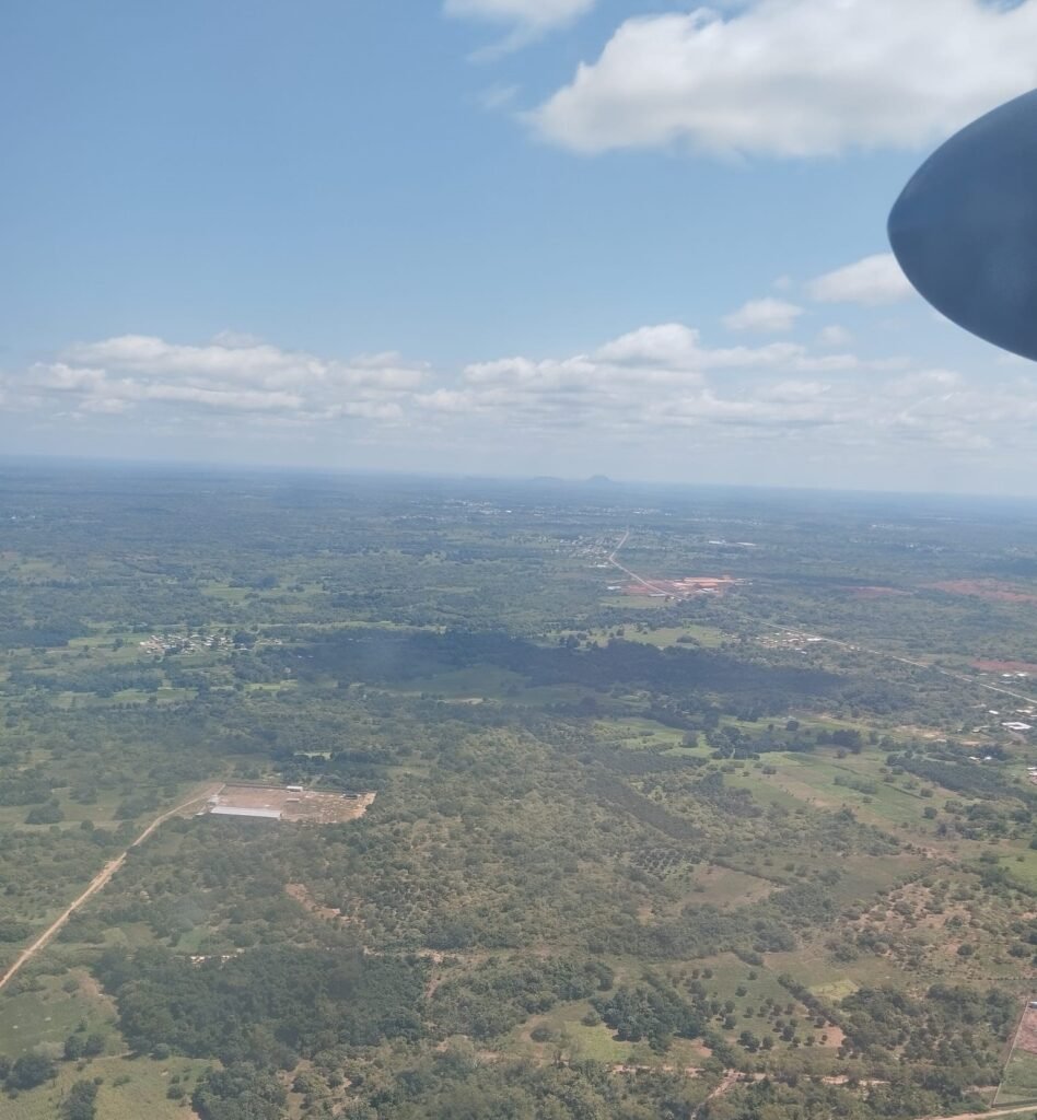 Paysage aérien près de Korhogo, capturé depuis le hublot d’un avion Air Côte d’Ivoire en plein vol.