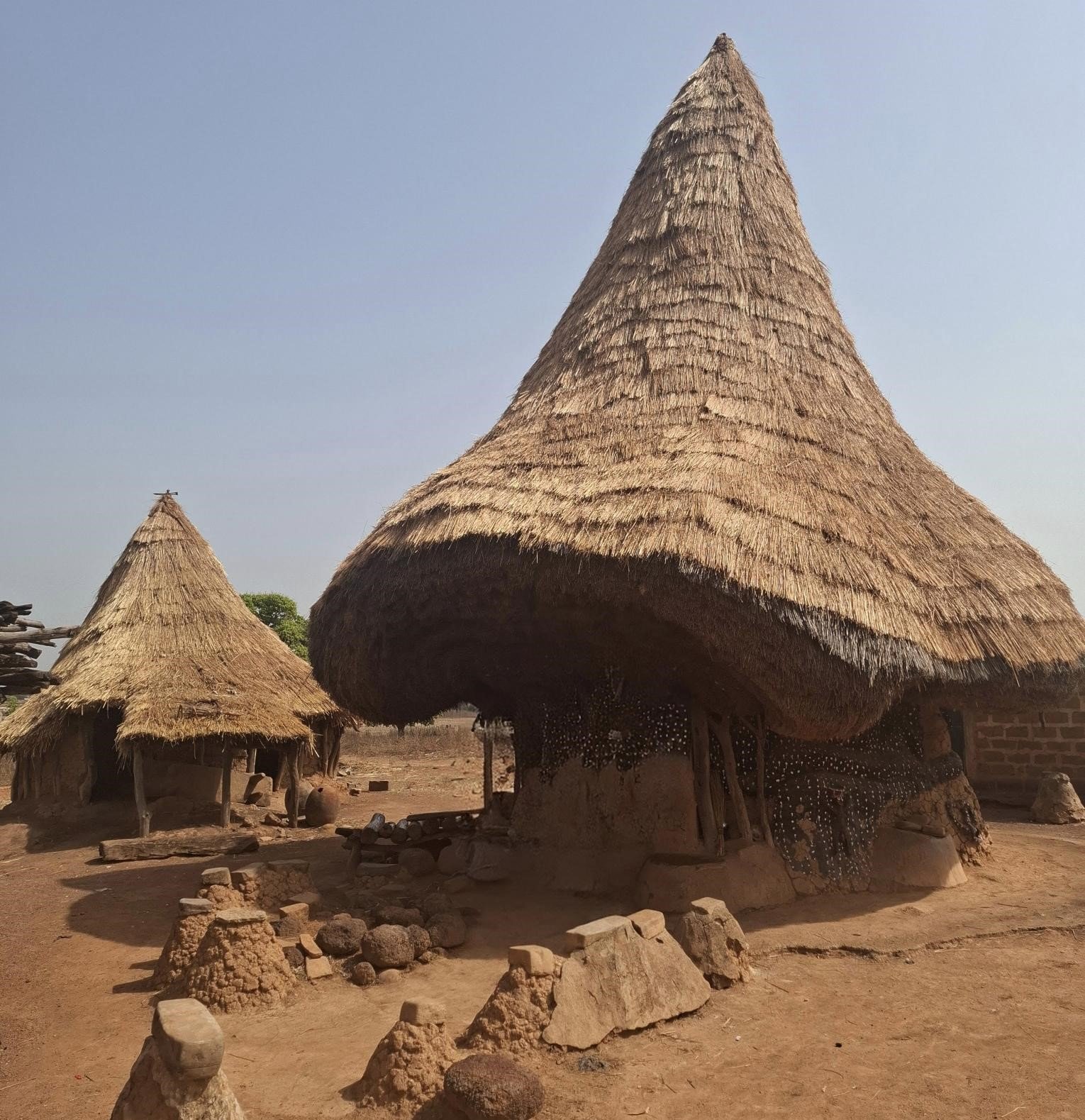 Case sacrée sénoufo à Niofoin, proche de Korhogo, construite en terre avec ornements rituels – emblème spirituel et culturel du nord ivoirien