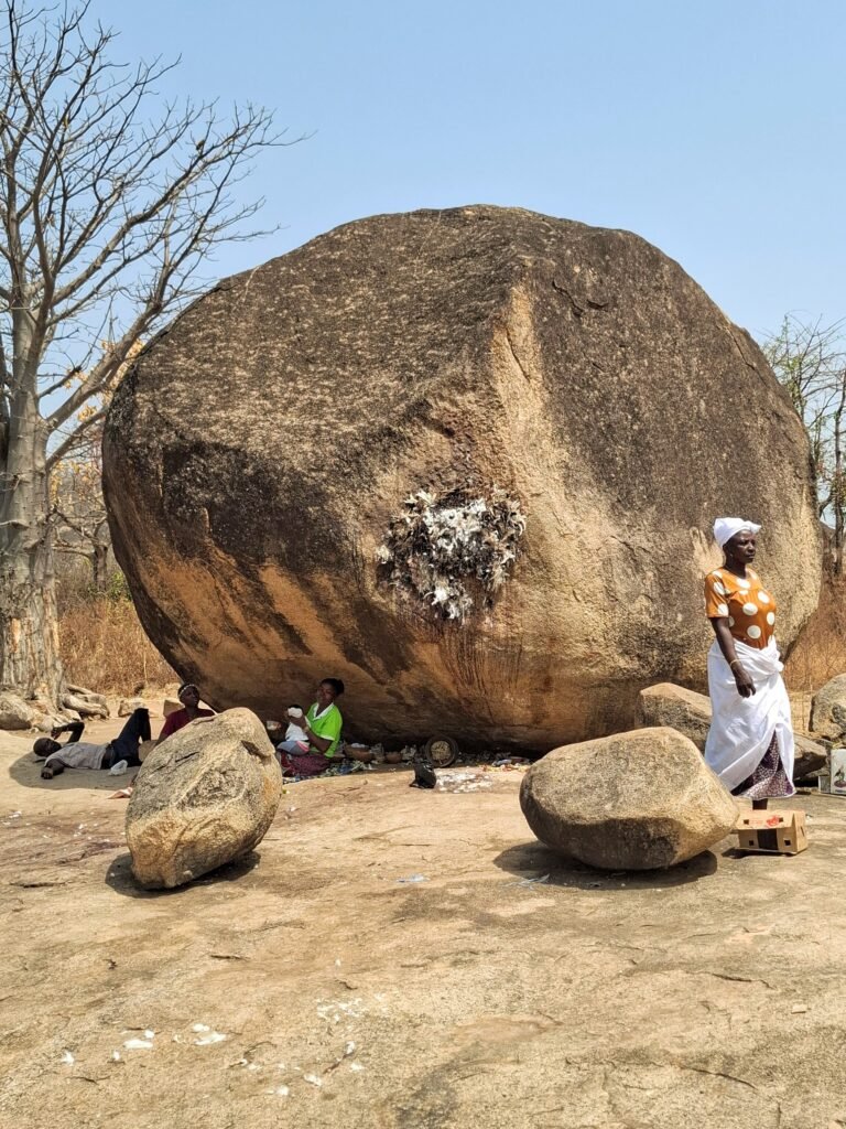 Rocher Sacré situé dans la région de Korhogo, formation rocheuse vénérée pour son importance spirituelle et culturelle au sein des communautés locales.