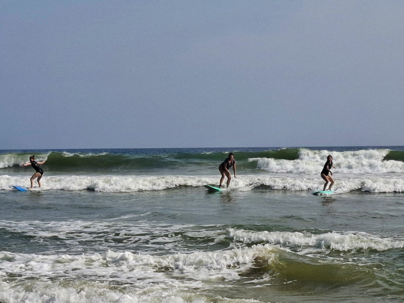 Surf-Côted’Ivoire-Spots-incontournables-et guide-essentiel-3femmes-apprendent-surfer