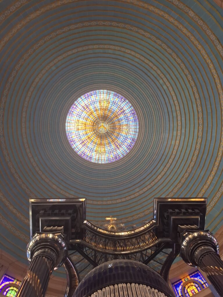 Yamoussoukro-voyage-au-cœur-d’une-ville-unique-basilique-notre-dame-paix-coupole Yamoussoukro-voyage-au-cœur-d’une-ville-unique-basilique-notre-dame-paix-coupole