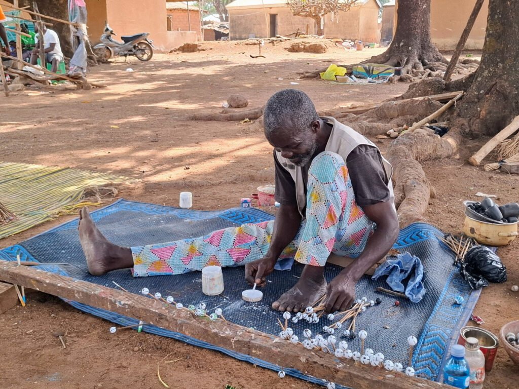 Korhogo-Guide-Voyage-2025-Culture-et-Sites-Incontournables-tisserands-kapele-village-perles