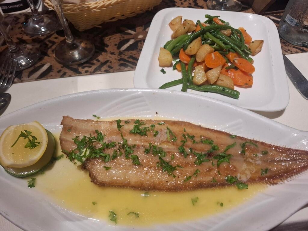 Grand-Bassam-Costa-Marfil-que-ver-donde-dormir-restaurantes-case-bleue-cena