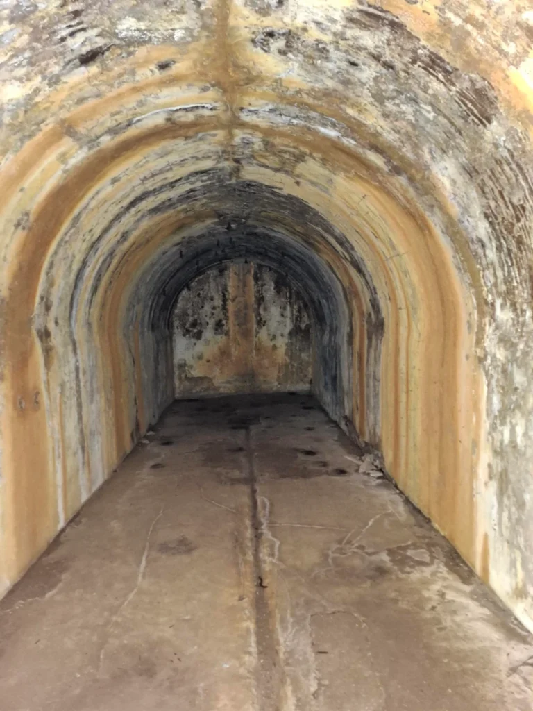 Couloir voûté de l’ancienne Maison des Esclaves à Sassandra, autrefois utilisé pour retenir les captifs avant l’embarquement.