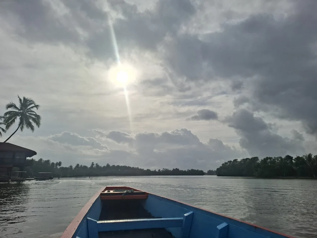 Assinie-Côte d’Ivoire-Plages-de-rêve-et-activités-clés-naviguer-lagune-aby Bateau sur la lagune d'Assinie