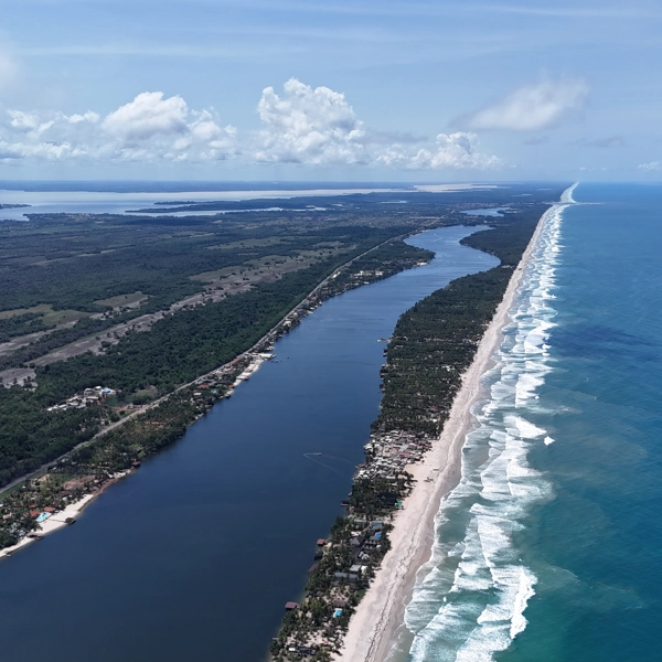 Vue aérienne de la lagune Aby, de l’océan Atlantique, de La Passe et de la presqu’île d’Assinie‑Mafia