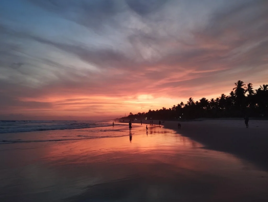 Assinie-Côte d’Ivoire-Plages-de-rêve-hotels-charme-et-activités-clés-coucher-soleil Coucher Soleil a Assinie