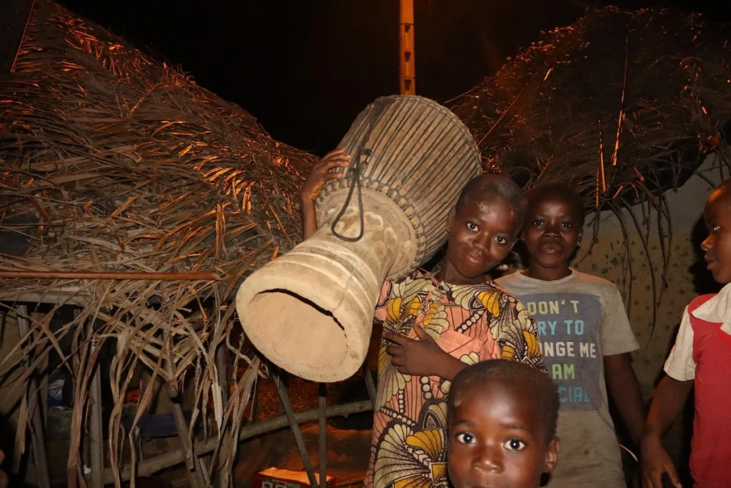Enfants dans le village traditionnel de Daobly