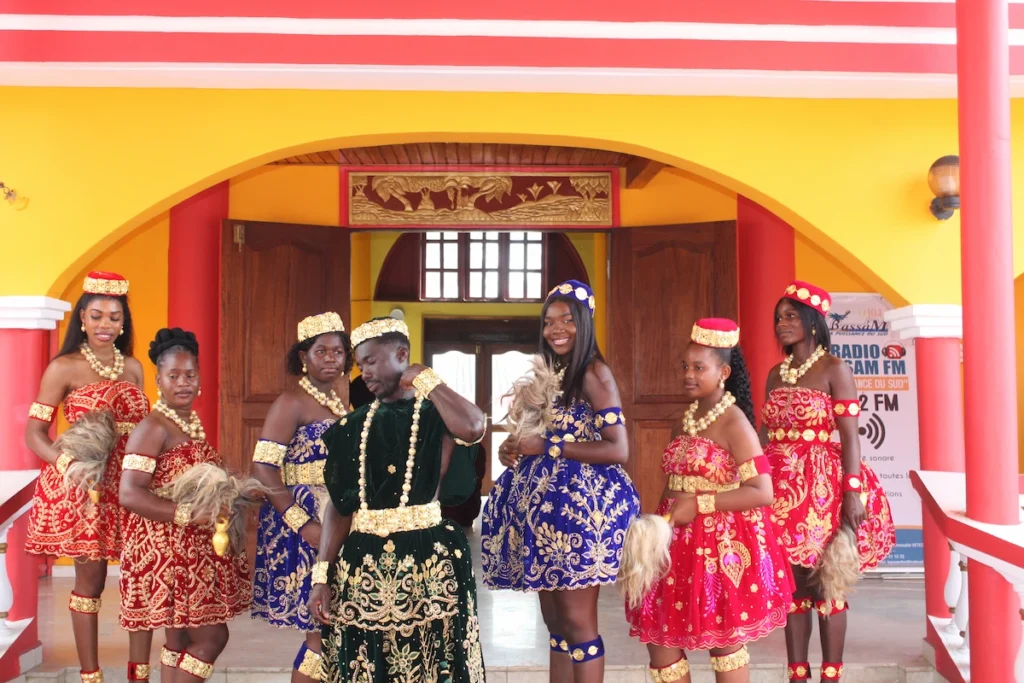 Visiter-Grand-Bassam-Cote-dIvoire-plages-culture-abissa Groupe de danseurs en tenues traditionnelles à Grand-Bassam