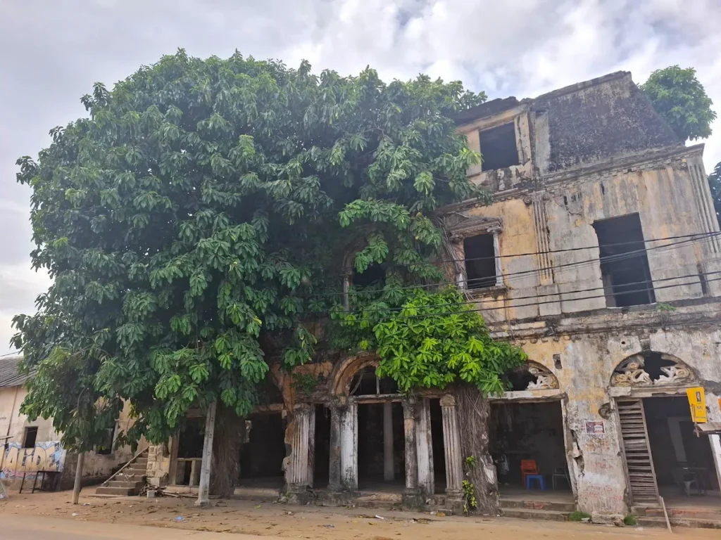 Visiter-Grand-Bassam-Cote-dIvoire-plages-culture-hotel-quartier-france Ancienne maison coloniale envahie par la végétation à Grand-Bassam, en Côte d’Ivoire.