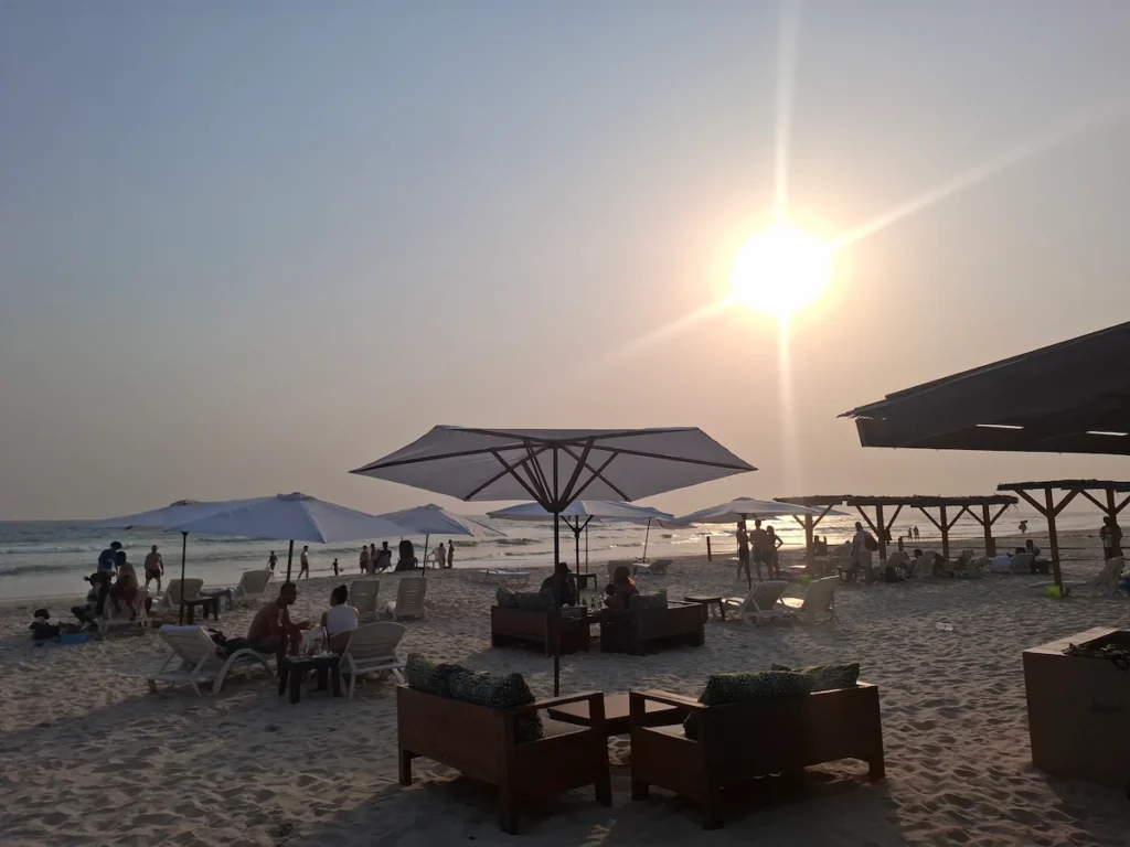 Tables et sofas de l'hotel Ocean sur la plage d'Assiounde