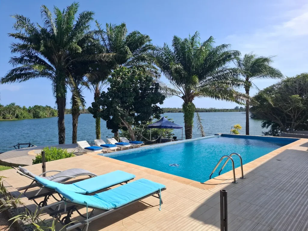 Île-Boulay-Guide-2026-accès-activités-incontournables-chez-mario Piscine de Chez Mario avec vue sur le lac Bakré à l’île Boulay.