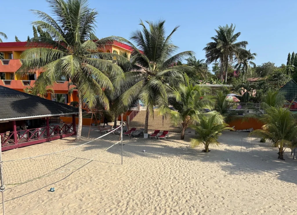 Île-Boulay-Guide-2025-accès-activités-incontournables-chez-rodrigue Terrain de volley sur la plage devant Chez Rodrigue à l’île Boulay.