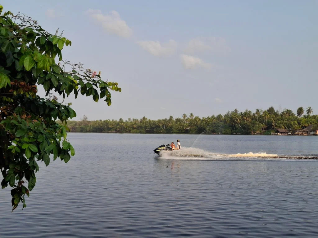 Jet ski sur la lagune Abby, Assinie