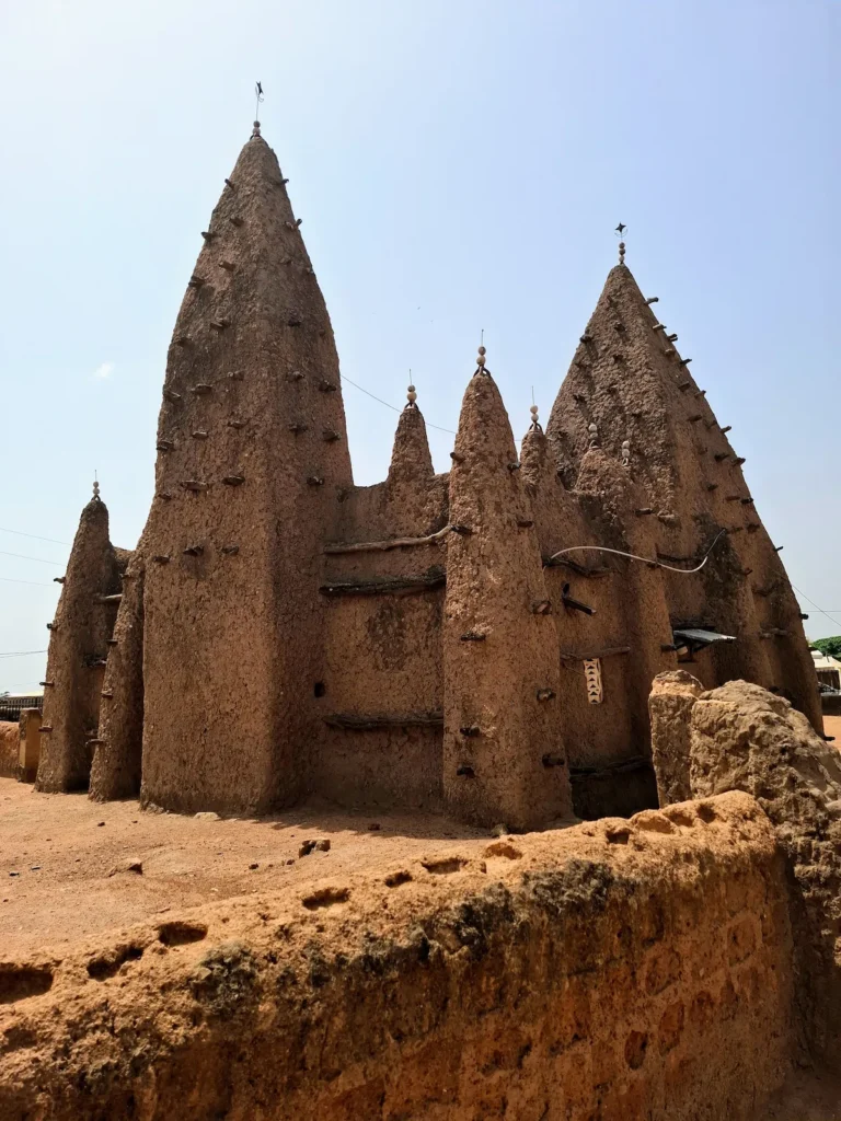Petite mosquée de Kong en style néo-soudanais, construite en terre crue avec ses tours et formes architecturales traditionnelles.