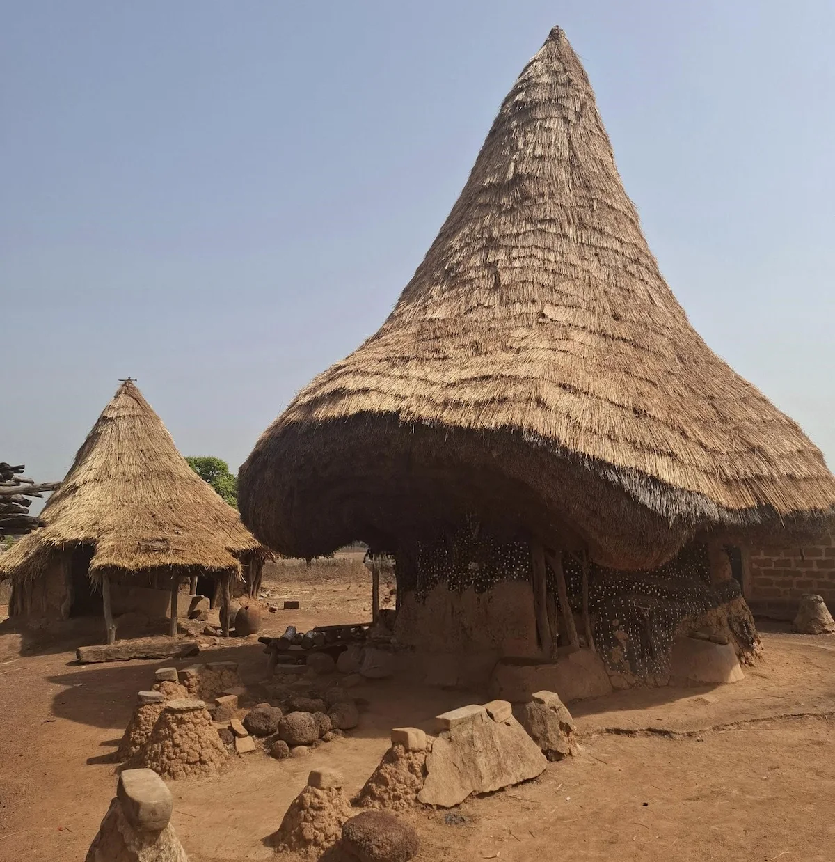 Case fétiche traditionnelle du village sénoufo près de Korhogo, avec toit conique en chaume.