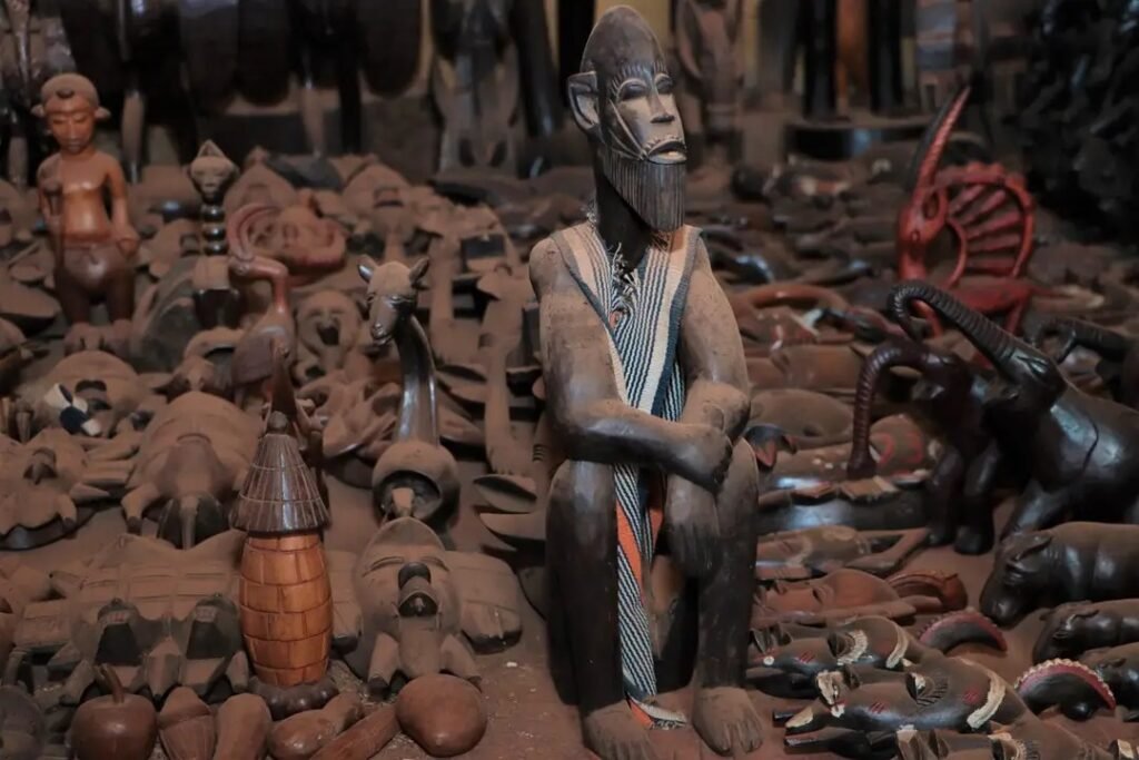 Artisanes du quartier Koko à Korhogo façonnant des poteries traditionnelles sénoufo. 