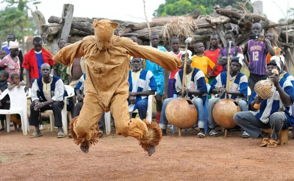 Danseur en costume de panthère exécutant la danse Boloye à Korhogo.