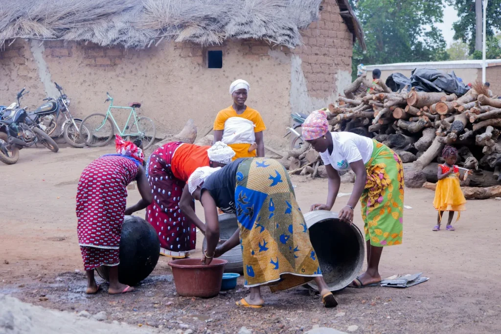 Femmes sénoufos lavant du linge à la manière traditionnelle dans un village près de Korhogo. 