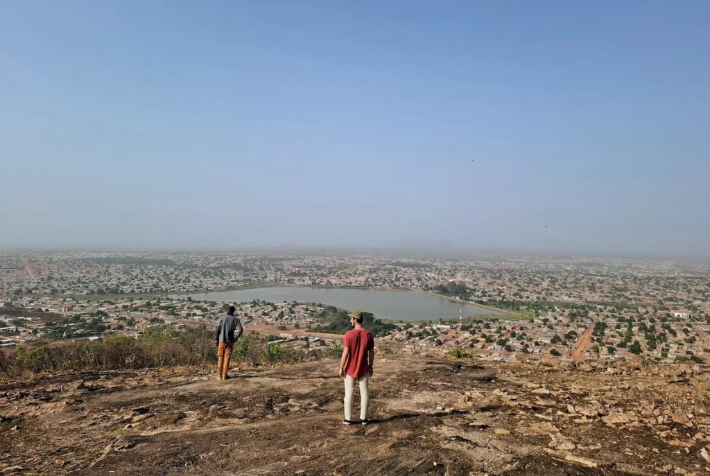 Vue panoramique depuis le sommet du Mont Korhogo, avec la ville et la savane s’étendant jusqu’à l’horizon.