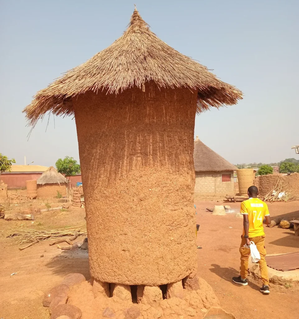 Grenier traditionnel en terre et toit de chaume dans le village de Niofoin, près de Korhogo.