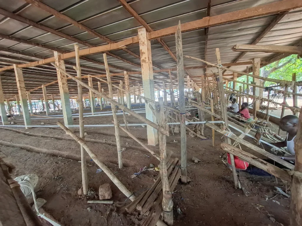 Ateliers de tisserands au marché de Waraniéné près de Korhogo, avec métiers à tisser traditionnels en bois.