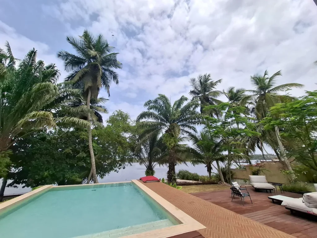 Assinie-Côte d’Ivoire-Plages-de-rêve-et-activités-clés-visiter-louer-maison Maison avec piscine sur la lagune Aby, Assinie