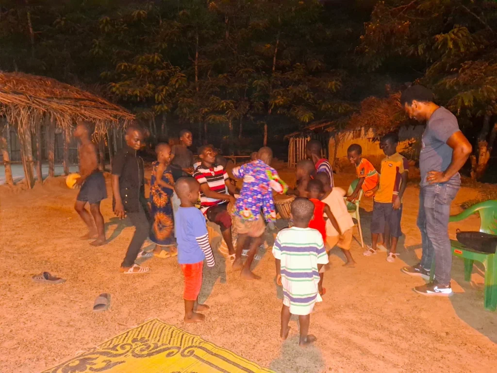 La communauté joue des tambours à Daobly, près du Parc national de Taï