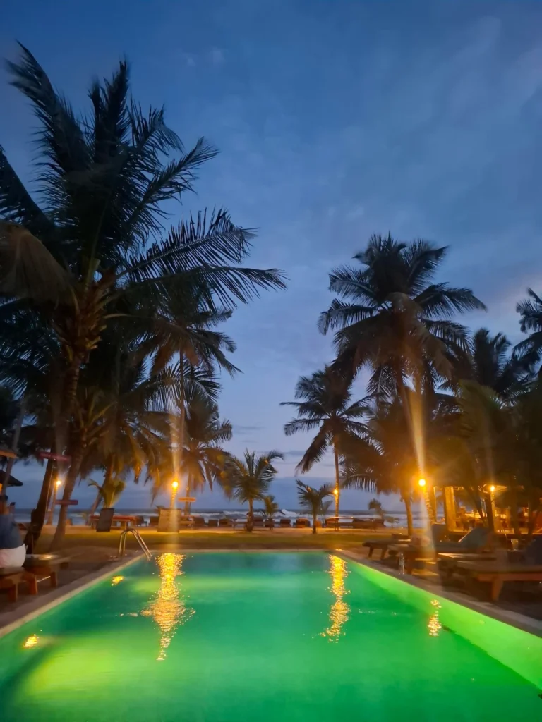 Assinie-Côte d’Ivoire-Plages-de-rêve-et-activités-clés-hotels-pampa-beach-piscine Piscine illuminée de l’hôtel Pampa Beach