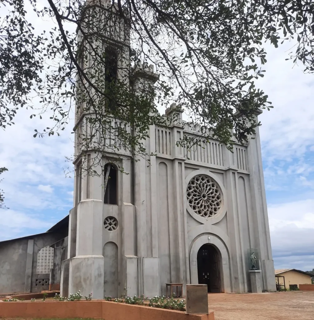 Façade de l’église Saint‑André de Sassandra, bâtiment colonial aux lignes sobres et au clocher élancé.