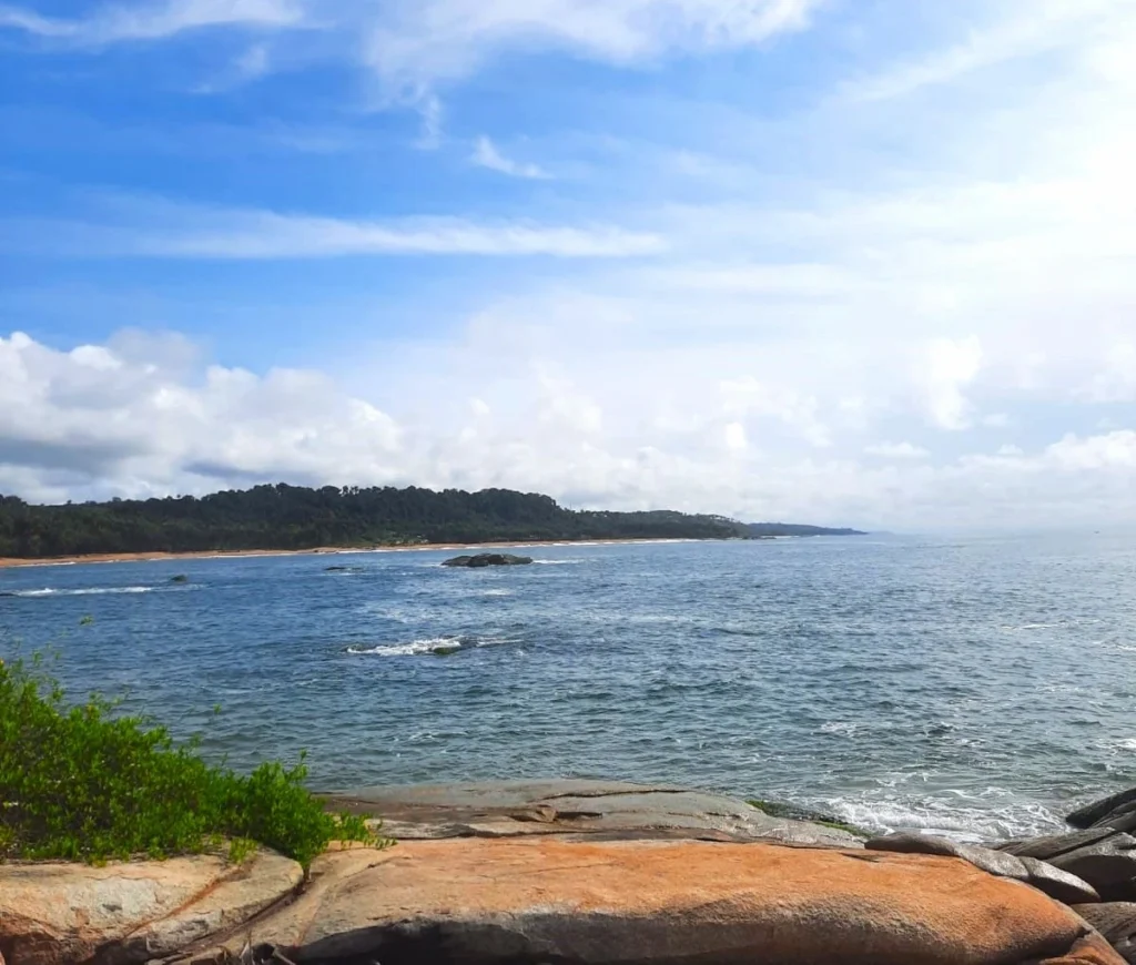 Petite crique rocheuse à Sassandra avec mer calme et ciel dégagé, un paysage typique du littoral ivoirien. 