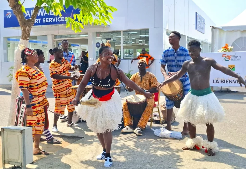 abidjan-aeroport-dance-personnes