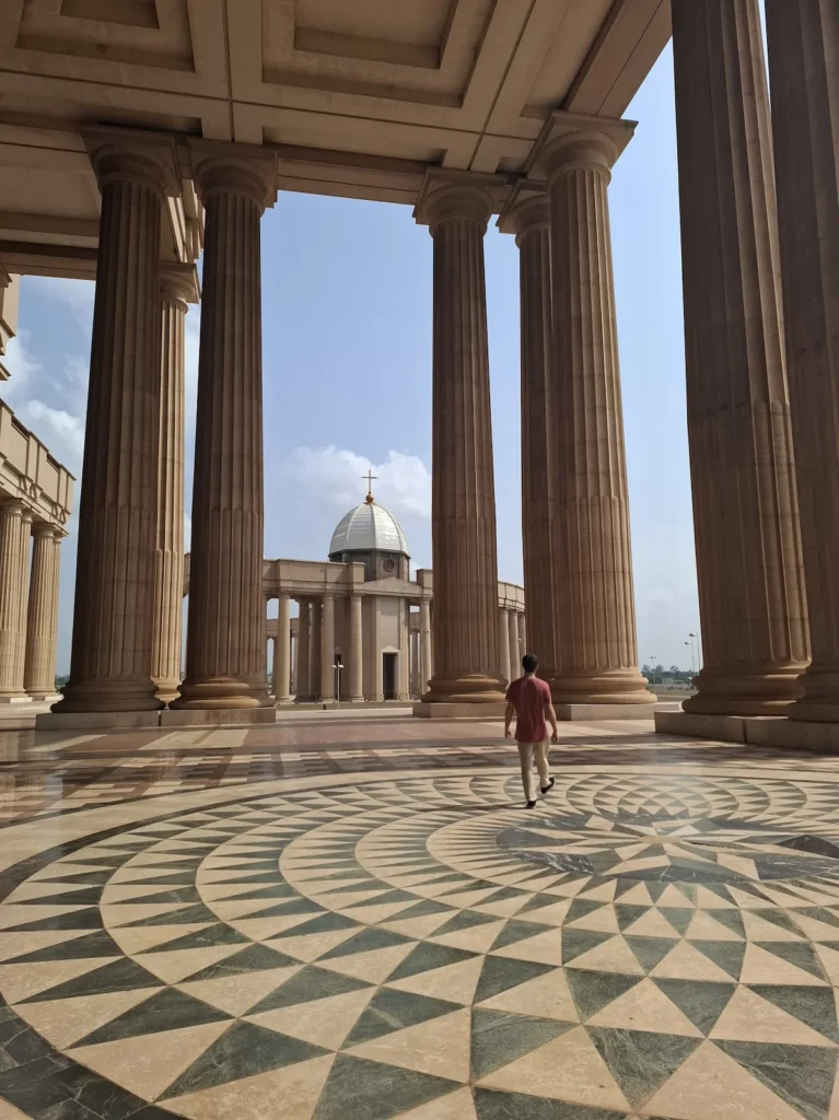 Accès extérieur de la Basilique Notre‑Dame‑de‑la‑Paix à Yamoussoukro, avec ses colonnes monumentales