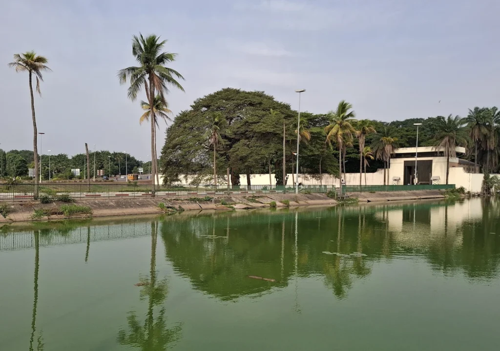Lac aux caïmans près du palais présidentiel de Yamoussoukro