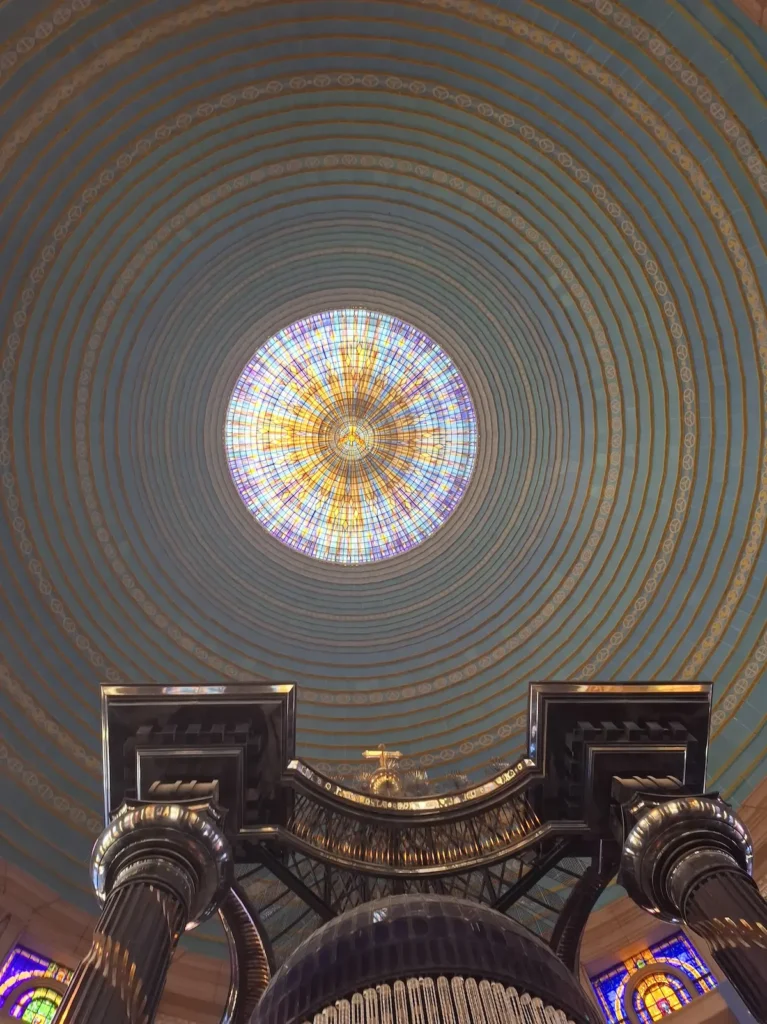 Coupole intérieure de la Basilique Notre‑Dame‑de‑la‑Paix à Yamoussoukro, avec vitrail central