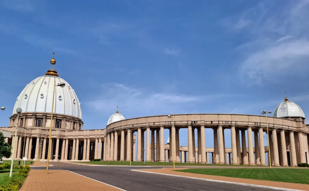 Basilique Notre‑Dame‑de‑la‑Paix à Yamoussoukro, coupole et colonnade