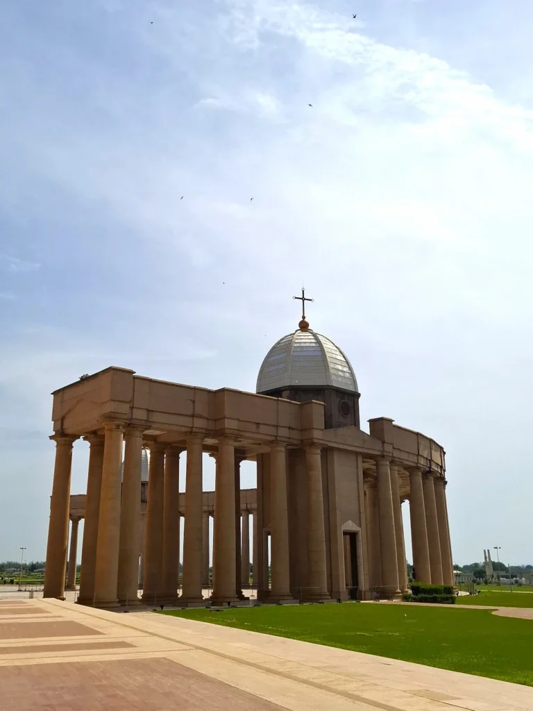 Pavillon annexe de la colonnade du complexe de la Basilique Notre‑Dame‑de‑la‑Paix